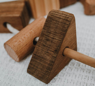 Detailaufnahme hochwertiges Holzspielzeug — langlebig, naturbelassen, für Babys geeignet