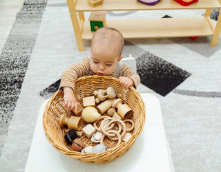 Baby greift Holzspielzeug — erste sensorische Erfahrungen ab 6 Monaten