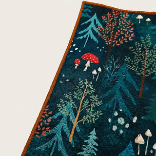 Detailaufnahme Baumwollstoff und genähter Saum des Geschenktuchs Wald