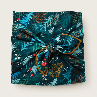 Geschenk in Furoshiki Geschenktuch Wald eingewickelt mit Knoten