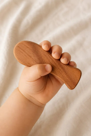 Kleine Hand greift eine Holzform aus Kirschholz von KAWI Senso